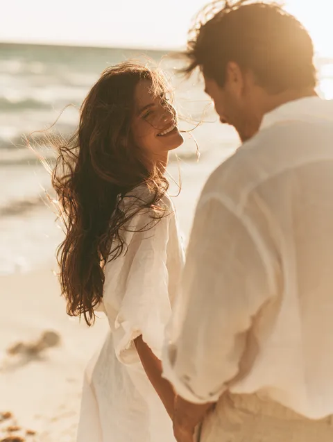 Imagen ilustrativa: pareja caminando en la playa al atardecer